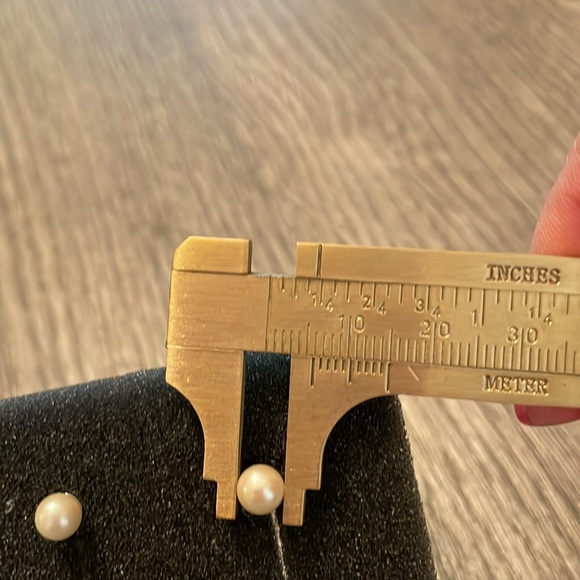 Pearl studs - Picture 3 of 3